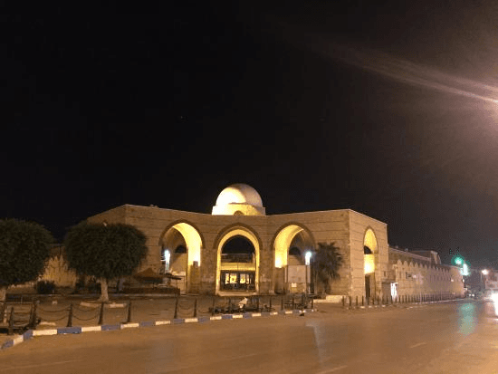 Une porte historique de Sfax illuminée le soir