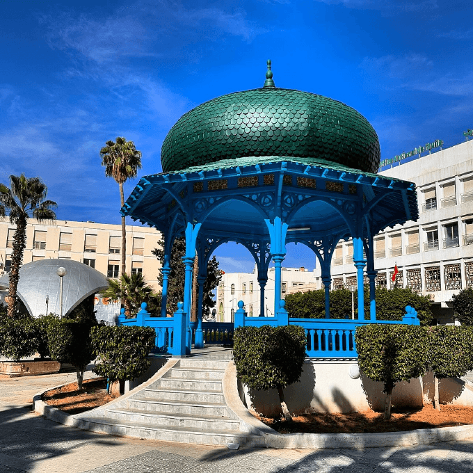 Le kiosque emblématique de Sfax sous le ciel bleu